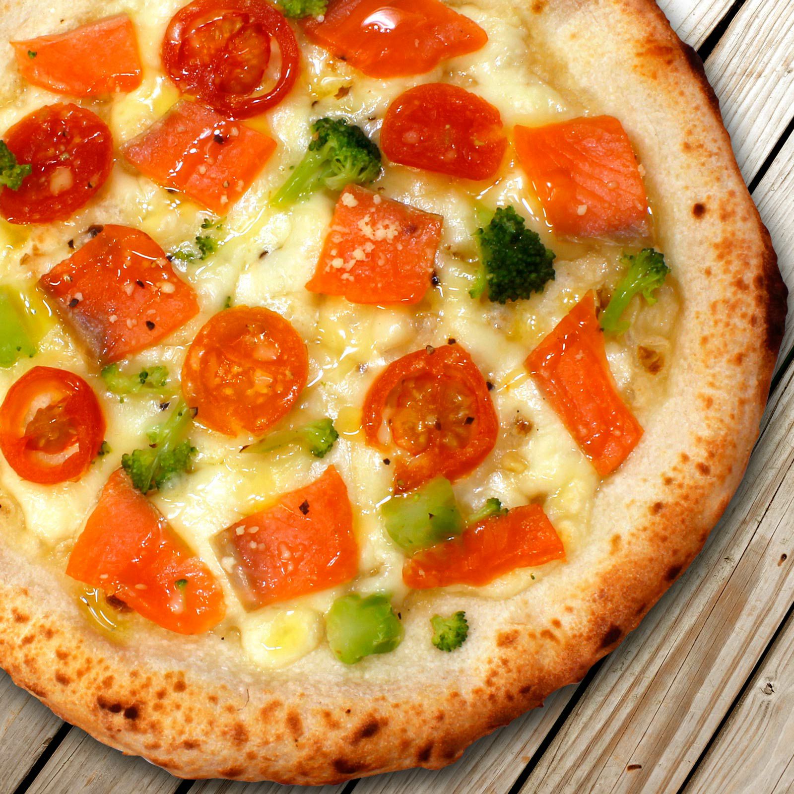 信州サーモンとチェリートマトのピッツァ