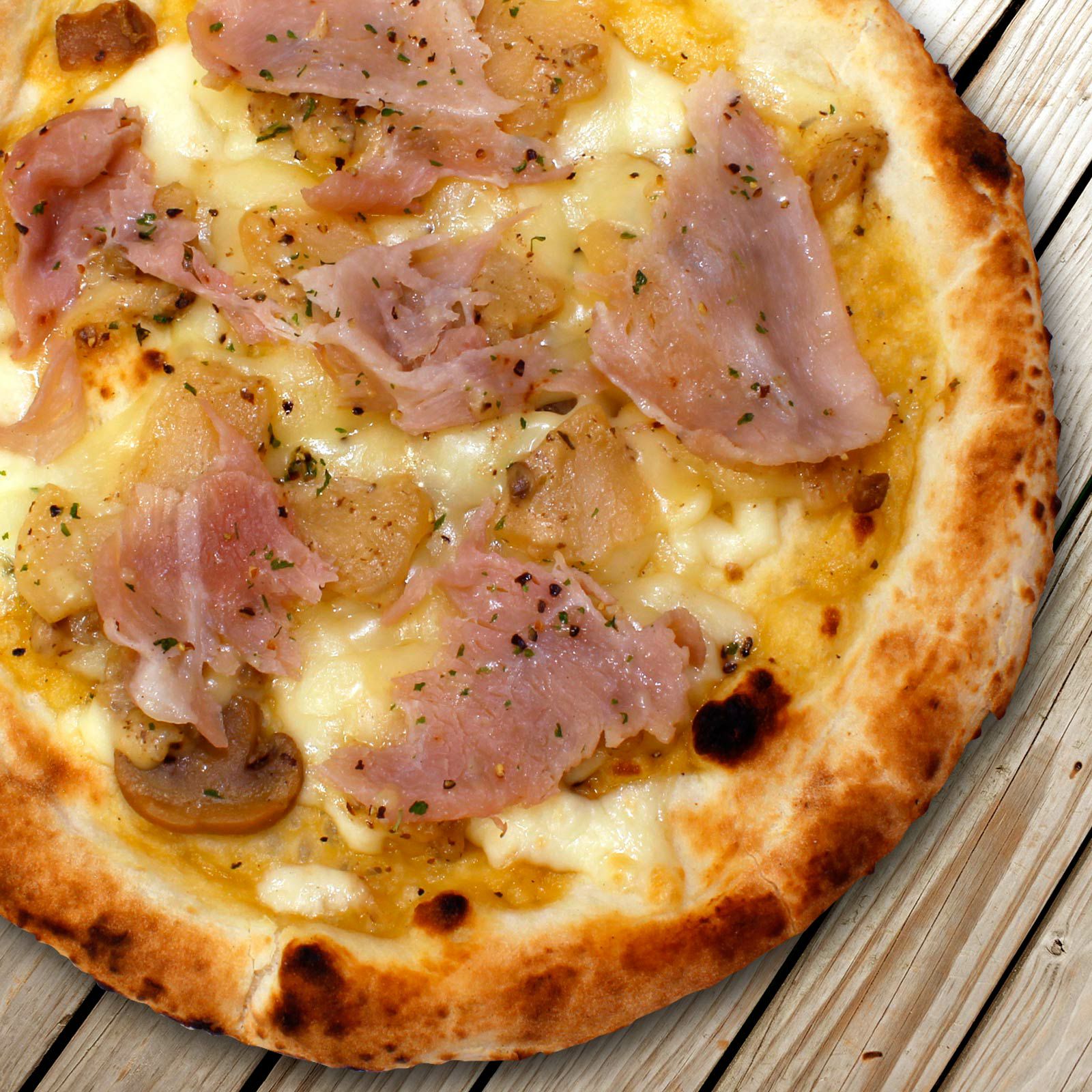  生ハムとトリュフポテトのカルボナーラピッツァ